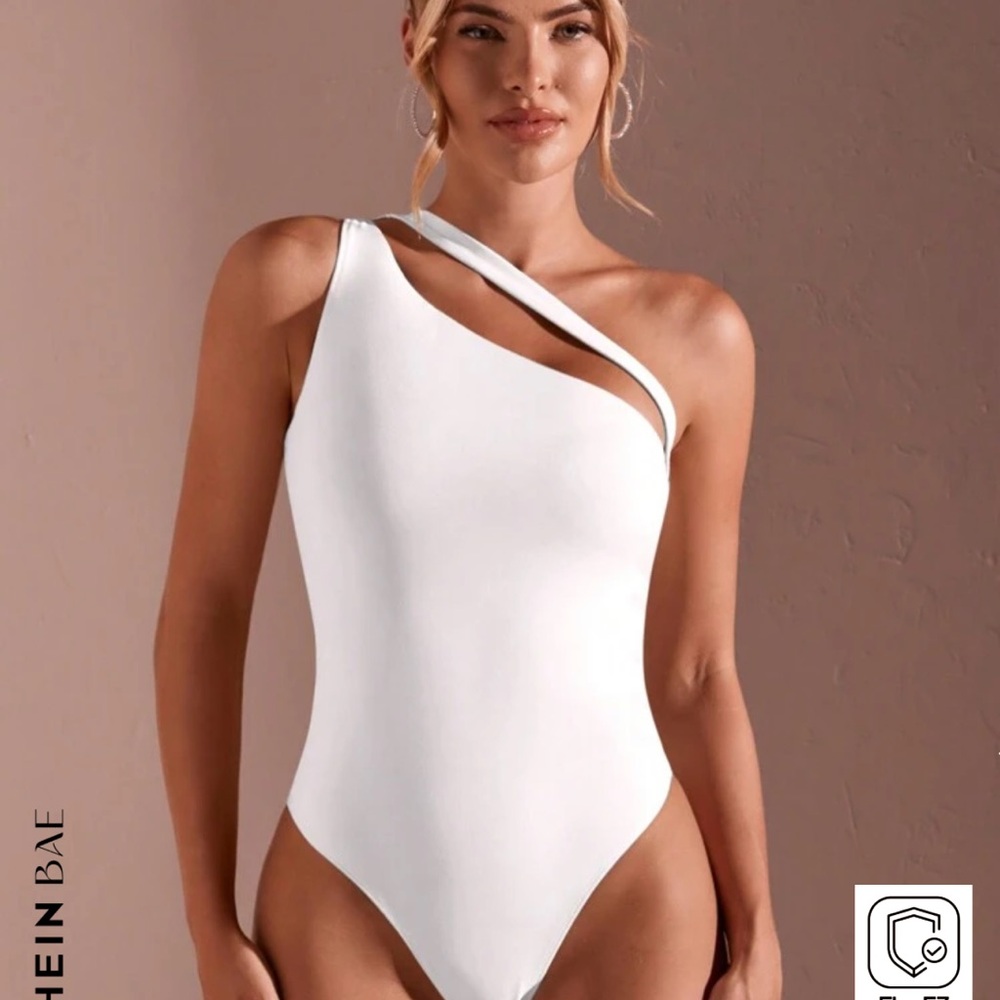 SHEIN BAE Women's Solid Summer White Simple Daily Asymmetrical Neck Bodysuit